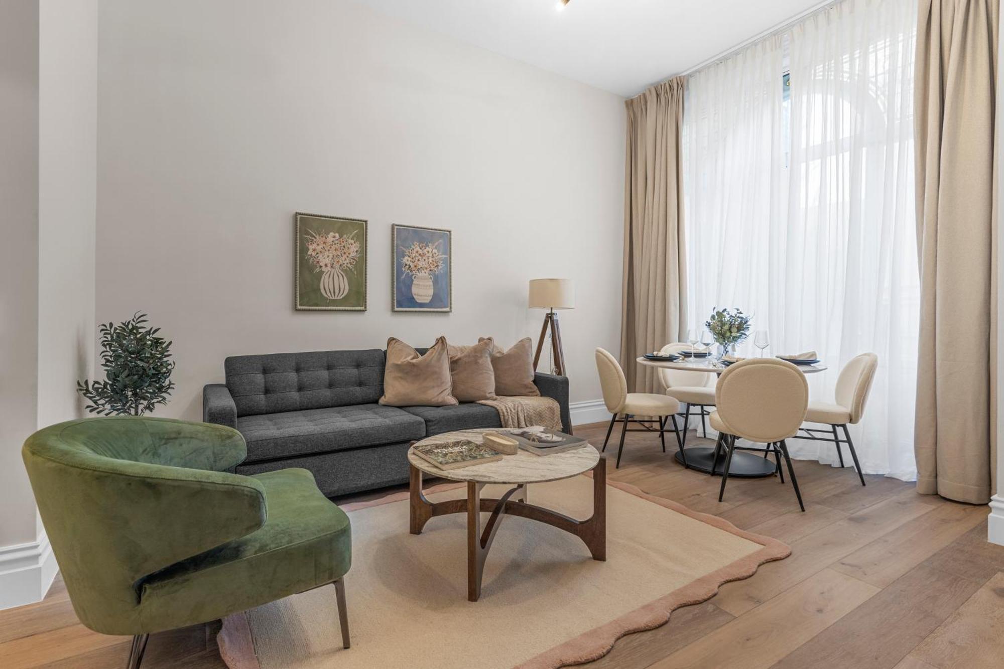 Apartment Sophisticated 2-bed In London