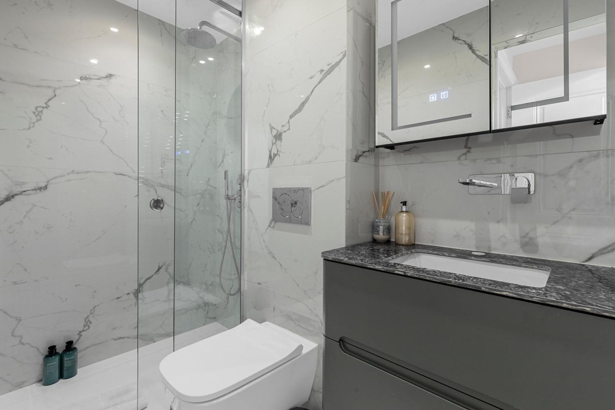 Apartment Sophisticated 2-bed In London