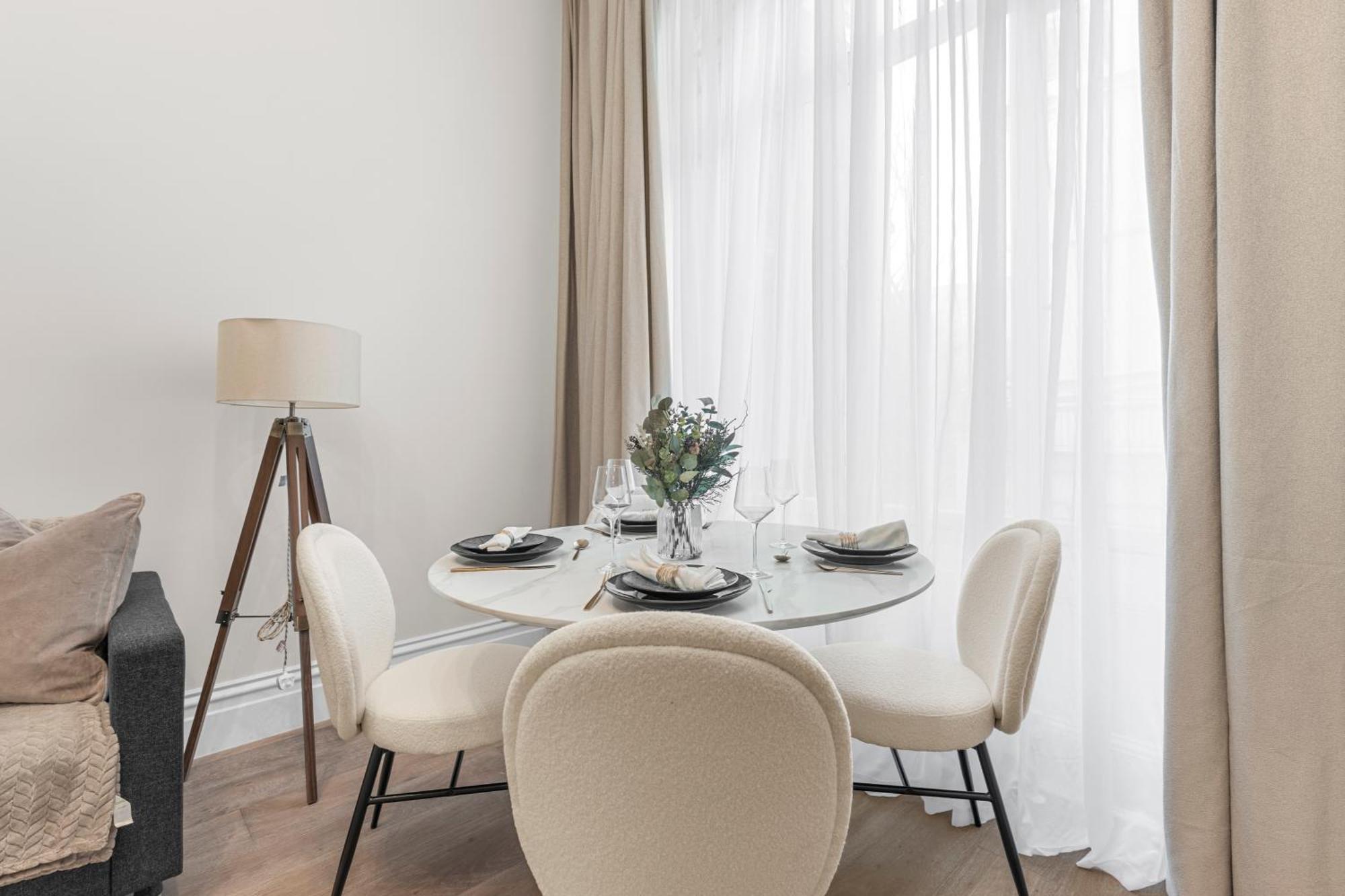 Sophisticated 2-bed In Apartment