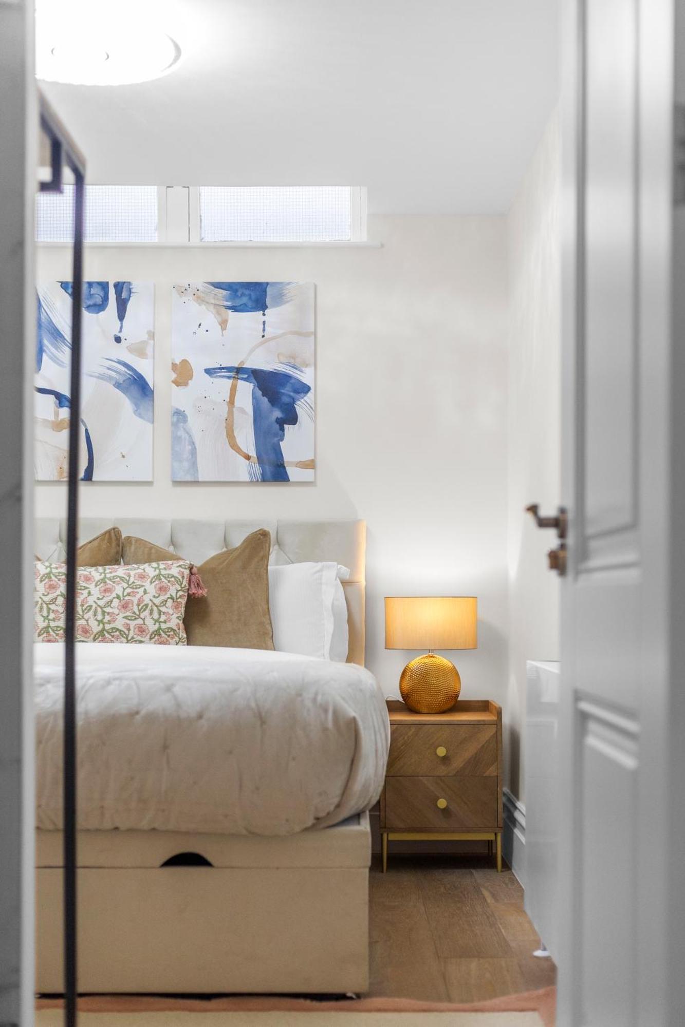 Apartment Sophisticated 2-bed In *